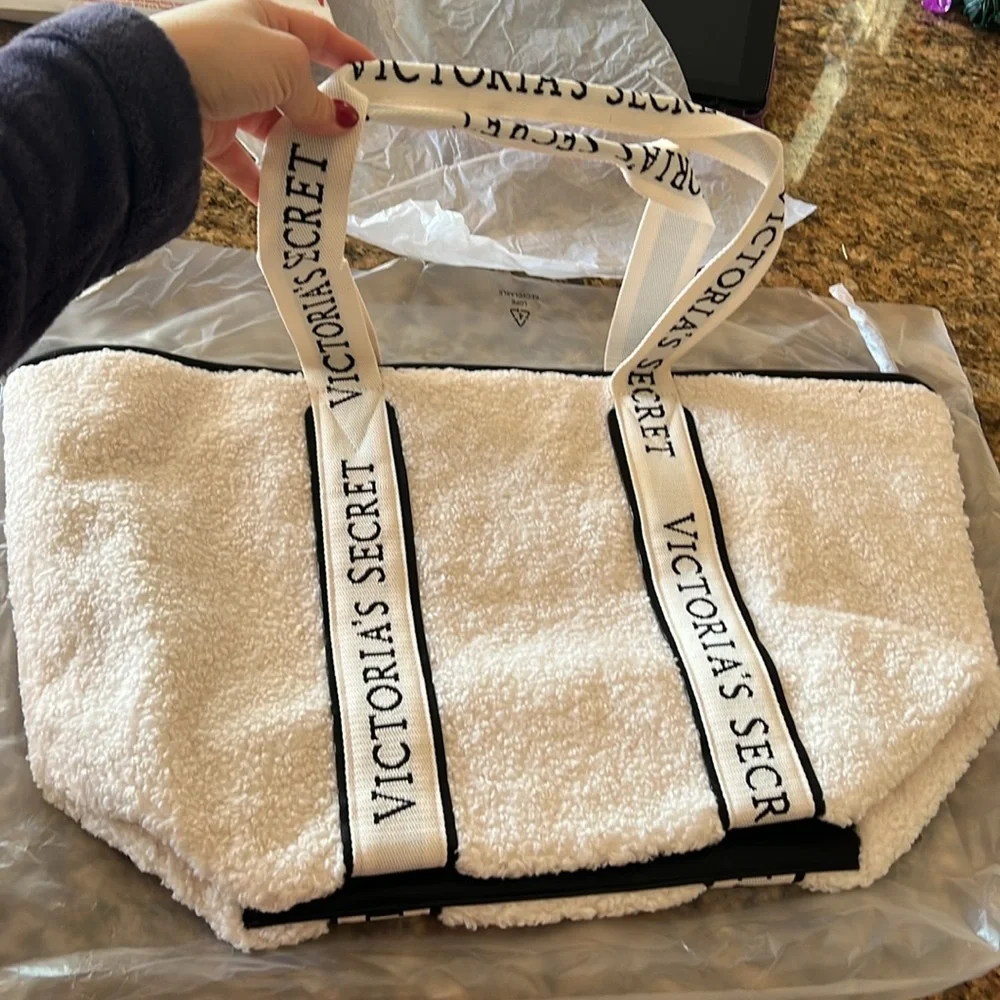 NWT Victoria Secret Sherpa Bag - Picture 4 of 9